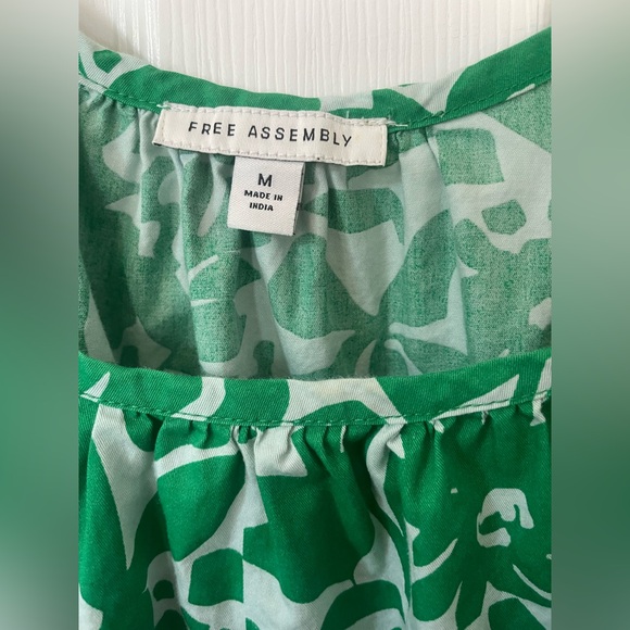 Never worn Green Floral Women's Top size Medium Free Assembly wide sleeves - Picture 4 of 7